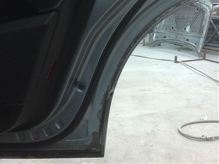 Повреждения краски на задней двери Audi Q7 с внутренней стороны